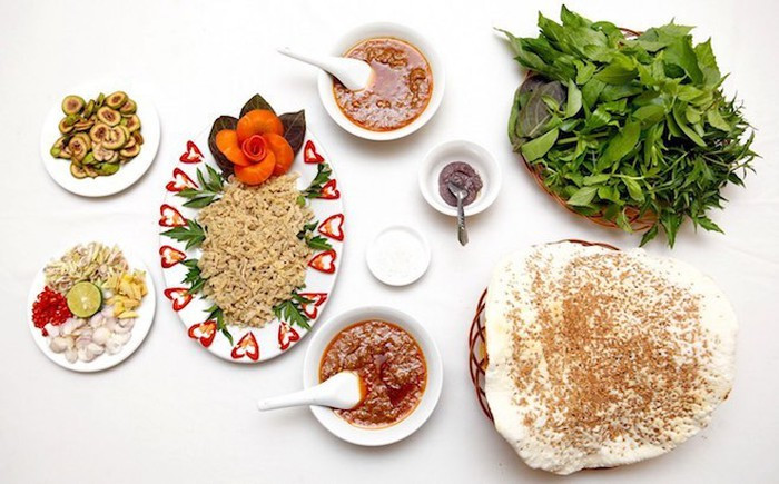 Gỏi cá: Gỏi cá Phan Thiết được chế biến từ những loài cá có sẵn như cá mai, cá suốt hay cá đục. Một đĩa gỏi cá ngon phải đạt đủ chuẩn về độ chua, độ cay của ớt, độ nồng thơm của hành tây ngâm giấm, tươi ngon của cá, độ giòn của những sợi rong tuyết…