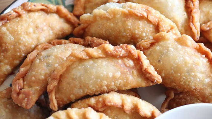 Bánh quai vạc: Món bánh này không chỉ được bày bán tại các chợ, các con đường lớn nhỏ ở Bình Thuận… Bánh thu hút du khách ở lớp bột trong veo, dai mịn, com tôm lột đỏ au hấp dẫn. Song yếu tố khiến du khách muốn ăn lại lần nữa chính là chén nước mắm được pha chế từ loại mắm nổi danh của địa phương.