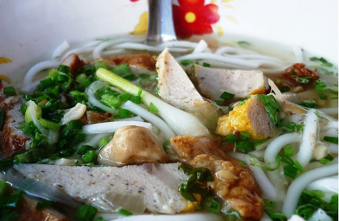 Bánh canh chả cá: Ngoài những miếng chả cá được chiên vàng hay hấp trắng tinh, bánh canh chả cá ở Phan Thiết (Bình Thuận) còn thơm ngon bởi những sợi bánh canh nhỏ có màu trắng sữa.