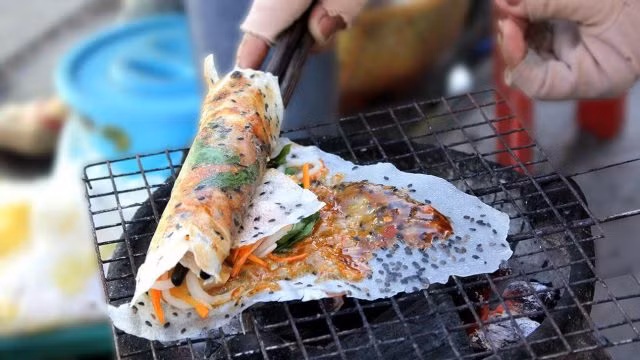 Bánh tráng nướng mắm ruốc: Nguyên liệu chính của món ăn này là bánh tráng gạo có rắc mè đen. Người bán sẽ trét một ít mắm ruốc lên bánh tráng, thêm trứng cút thái múi cau, nem, chả cá, hành hoa rồi nướng trên lửa than nhỏ.