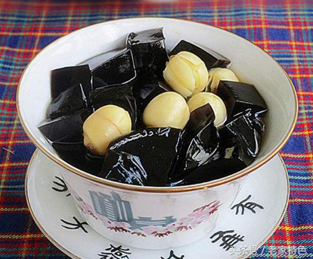 Theo đông y, cao quy linh ăn mát, có tính thanh nhiệt, trừ thấp, tiêu mụn, dưỡng nhan nhuận trường, nên già trẻ lớn bé đều thích hợp. Tuy nhiên, vì quy linh cao có tính mát và giải độc, nên phụ nữ có thai không nên dùng hay những người có thể chất yếu cũng không nên ăn dùng.