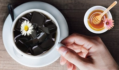 Cao quy linh thường ăn cùng với mật ong hoặc sữa để bớt vị đắng. Nó có thể làm được nhiều món tráng miệng như dùng với trái cây, ăn vừa mát vừa lạnh, hay món chè hạt sen nấm tuyết với quy linh cao cũng rất ngon. Ảnh: Internet.