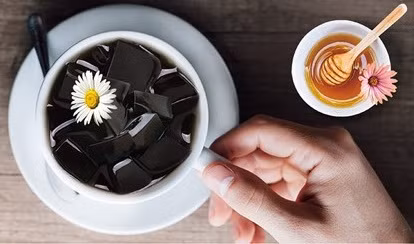 Cao quy linh thường ăn cùng với mật ong hoặc sữa để bớt vị đắng. Nó có thể làm được nhiều món tráng miệng như dùng với trái cây, ăn vừa mát vừa lạnh, hay món chè hạt sen nấm tuyết với quy linh cao cũng rất ngon. Ảnh: Internet.