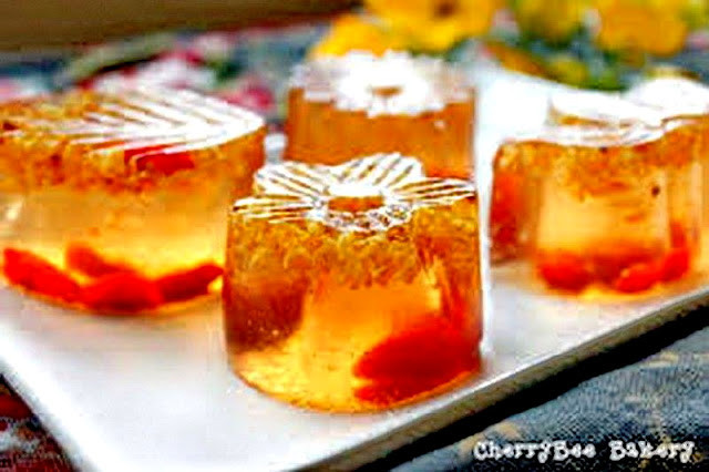 Bánh quế hoa: Bánh quế hoa được làm từ quế hoa kết hợp với kỳ tử, bột gelatin và đường hoặc mật quế hoa. Món ăn tươi mát, vị ngọt thanh và mang mùi thơm rất dễ chịu.