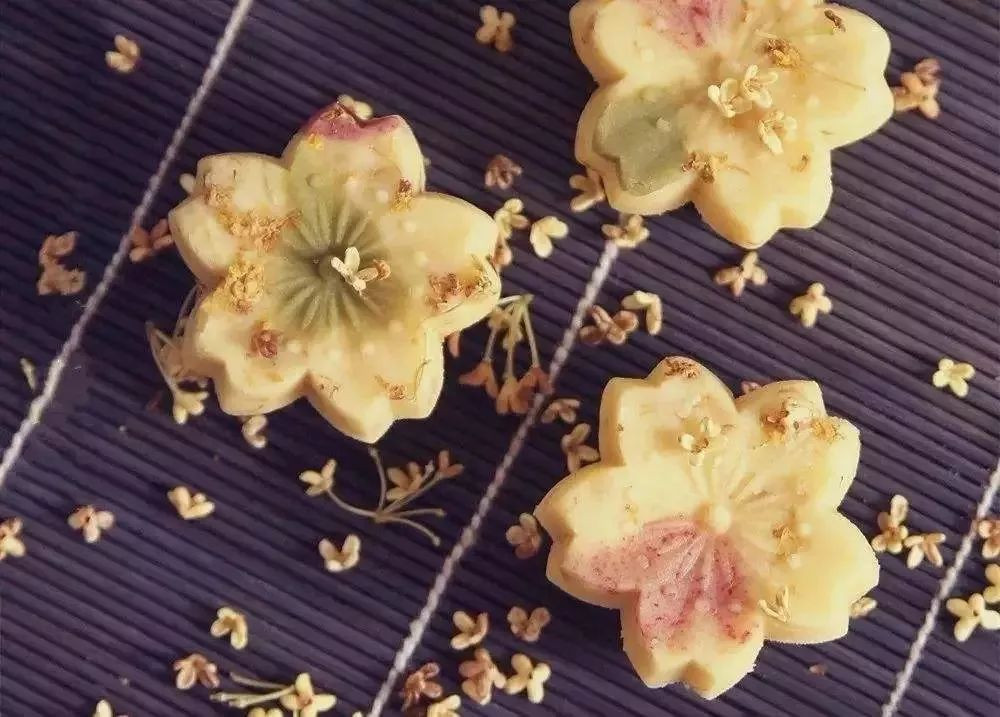 Đông y cho rằng, quế hoa có vị cay, tính ấm làm giảm cơn đau bụng do kinh nguyệt, làm đẹp da, trị mụn. Đây cũng là nguyên liệu chính làm bánh quế hoa luôn có một mùi hương đặc trưng.