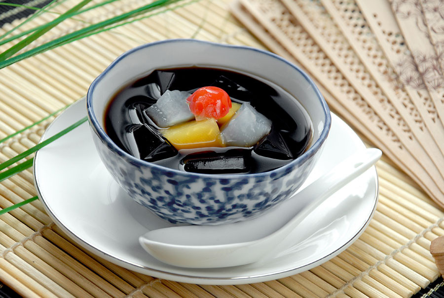 Quy phục linh (hay cao quy linh, thạch rùa) là một loại thuốc Đông y dạng thạch. Món ăn này thời xưa được phục vụ như một món tráng miệng của cung tần mỹ nữ. Do nguyên liệu hiếm có nên chỉ có Hoàng tộc ngày xưa mới được thưởng thức món ăn này.