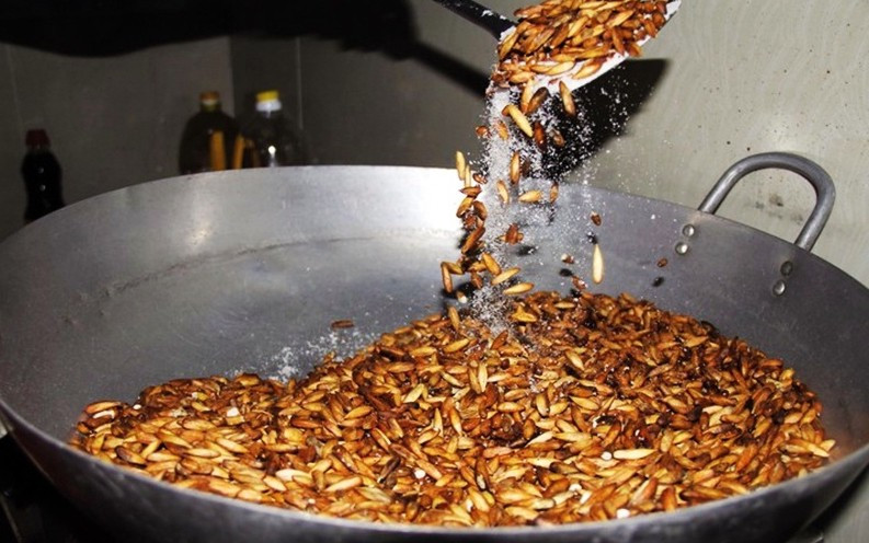 Nếu như kiểu rang muối chỉ đơn giản là xào hạt bàng cùng lượng muối vừa phải để ướm chút mằn mặn bên ngoài vỏ thì cách ngào đường có phần công phu hơn. Nước, đường và gừng xắt sợi sẽ là gia vị chính, người ta thả hạt bàng vào để xào thật nhanh tay giúp chúng không dính lại với nhau. Sau khi bên ngoài áo đều một màu nâu óng ánh thì thêm một lớp đường mỏng bọc thêm quanh hạt nữa mới hoàn thành.