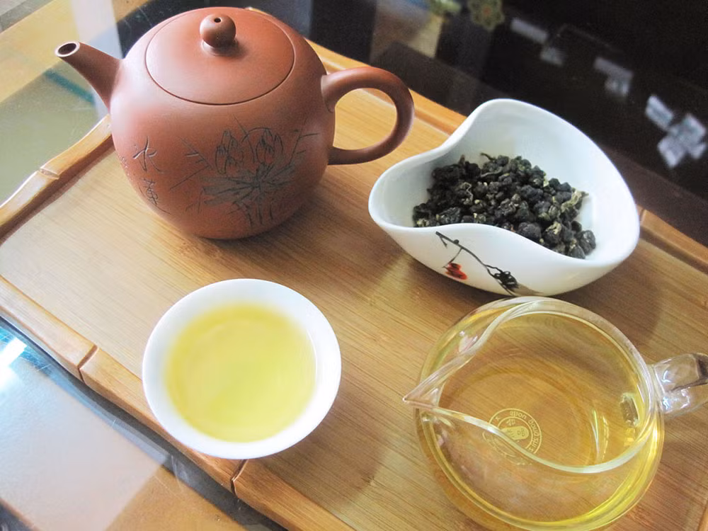 Trà nào tốt nhất cho sức khỏe: Khi chọn các loại trà, hãy chắc chắn rằng nó không có đường. Ngay cả khi một số loại trà có hương vị không chứa calo, chúng vẫn có thể chứa chất làm ngọt nhân tạo và chất bảo quản. Hãy tự pha trà thay vì mua loại pha sẵn. Ảnh: Internet.