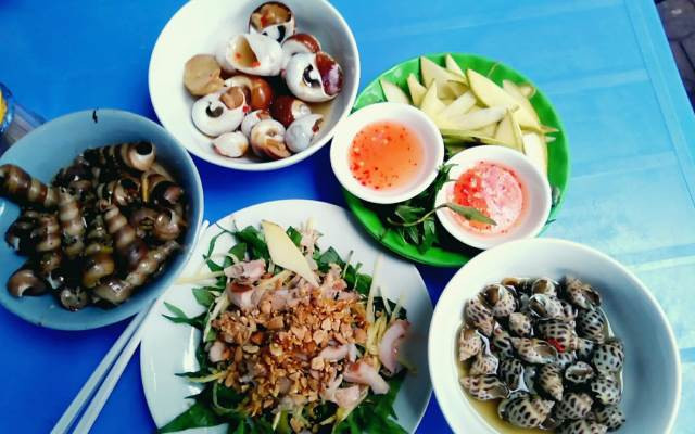 Ốc, xìa, sò: Vì là thành phố biển nên những hải sản của biển như ốc, xìa, xò là không thể bỏ lỡ khi thưởng thức món ngon Quy Nhơn. Những tô ốc luộc nóng hổi, thơm mùi sả,những đĩa ốc trộn dai dai, bát ốc len xào dừa sênh sếnh, béo ngậy vô cùng hấp dẫn.