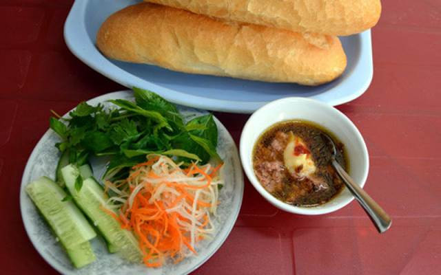 Bánh mì chấm: Một trong những món ăn vỉa hè nổi tiếng ở Quy Nhơn (Bình Định) là bánh mì chấm. Món bánh mì để nguyên ổ, xé từng miếng quết với nước sốt pate trộn với sốt mayonnesaie, bơ và ăn kèm với một ít rau tươi, đồ gỏi chua. Xé miếng bánh mì nóng thơm mùi bột chấm với nước sốt pate béo ngậy, hương vị này đã đi vào tiềm thức của rất nhiều du khách.