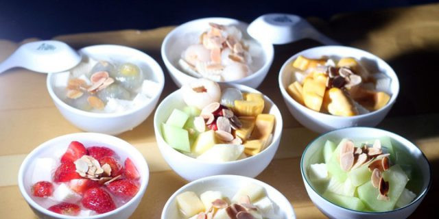 Quán chè này có khá nhiều loại chè như: chè hoa quả, đông sương, chè đỗ xanh, chè thập cẩm,…Giá mỗi cốc chè khoảng 10.000 – 20.000 đồng. Ảnh: Internet. 