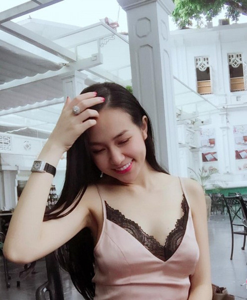 Khi mang bầu, Thu Hương vẫn chuộng mốt đầm 2 dây.