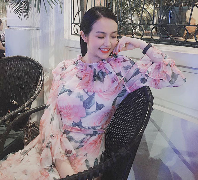 Dù đã mang thai lần 3 nhưng cô vẫn giữ được vóc dáng thon thả và cách ăn mặc nữ tính, thanh lịch.