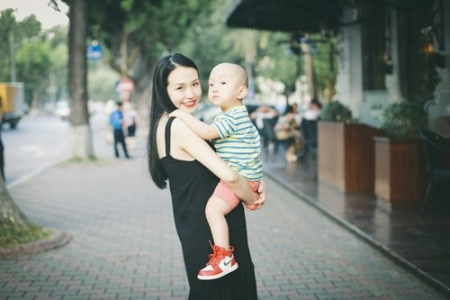 Kiểu đầm đen giúp bà bầu trông thon gọn hơn hẳn. Ảnh: FBNV.