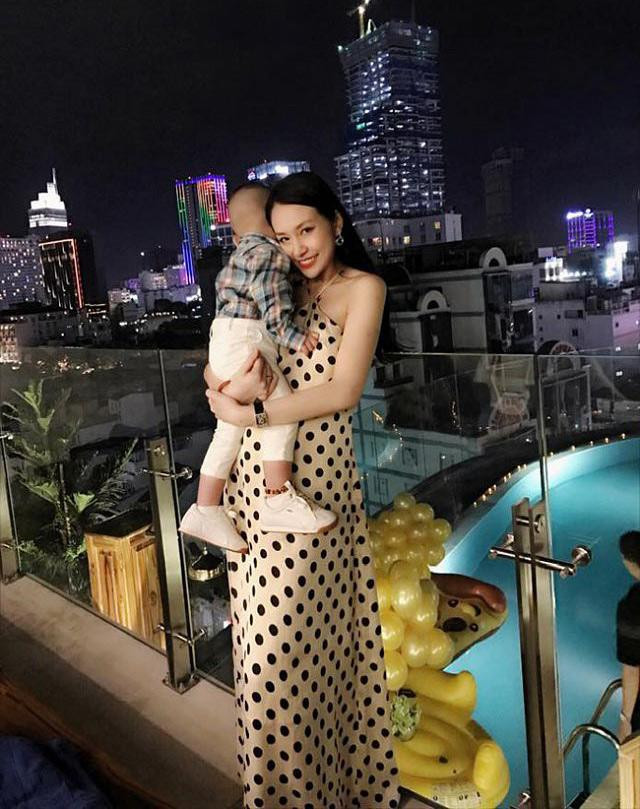 Những lần mang thai trước, cô cũng chọn phong cách thời trang "bà bầu" nữ tính, gợi cảm.