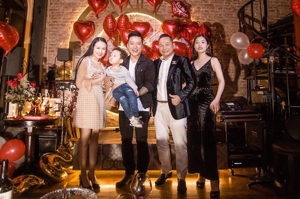 Bà xã Tuấn Hưng sinh con trai đầu lòng cuối năm 2014, sau đó 3 năm là con gái và hiện tại đang mang bầu lần 3 nhưng lần nào cô cũng giữ được vẻ ngoài gọn gàng, sành điệu.