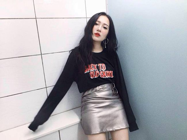 Dù chỉ cao 1m53 nhưng cô rất biết cách diện đồ ngắn khoe đùi thon nõn nà.