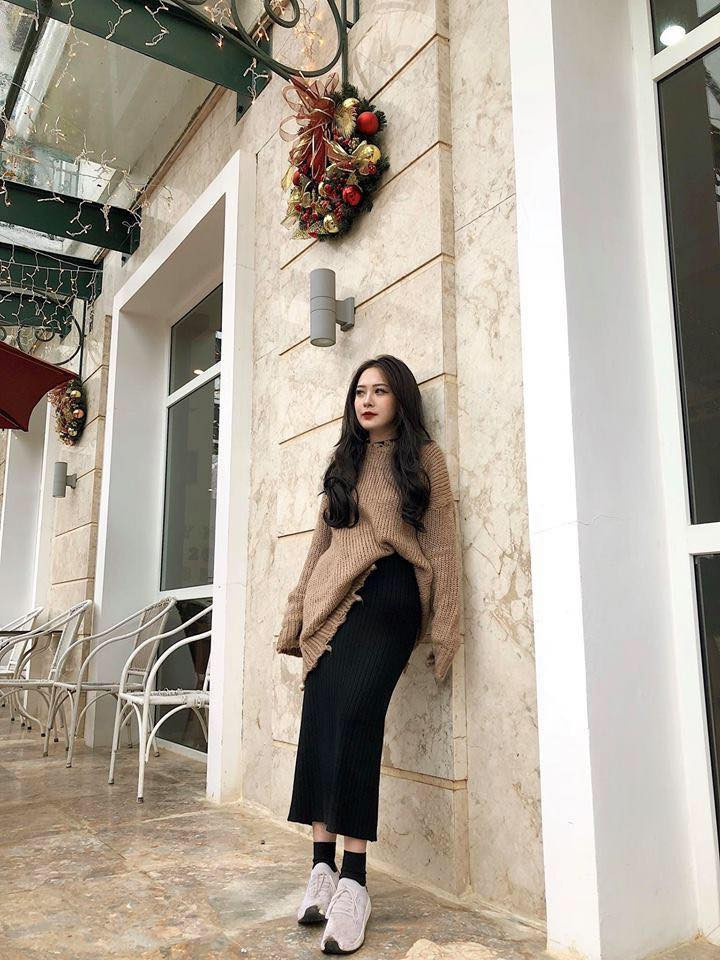 Khuôn mặt xinh đẹp pha chút lạnh lùng, cá tính, Dư Hàng My có thể biến hóa thời trang đa dạng.