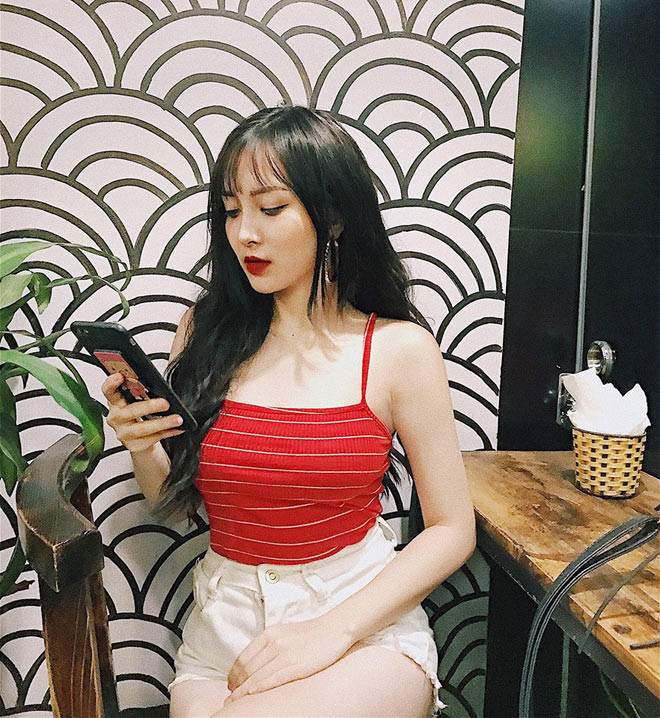 Dư Hàng My không chỉ chia sẻ phong cách thời trang đa dạng được các bạn trẻ yêu thích mà cô nàng còn thường xuyên hướng dẫn các bí kíp làm đẹp, phong cách make up thời thượng cho mọi người.