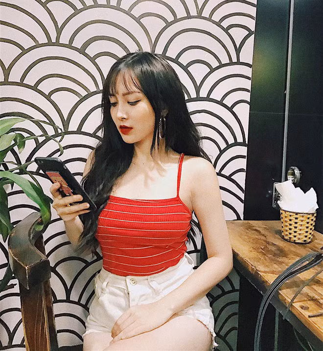 Dư Hàng My không chỉ chia sẻ phong cách thời trang đa dạng được các bạn trẻ yêu thích mà cô nàng còn thường xuyên hướng dẫn các bí kíp làm đẹp, phong cách make up thời thượng cho mọi người.