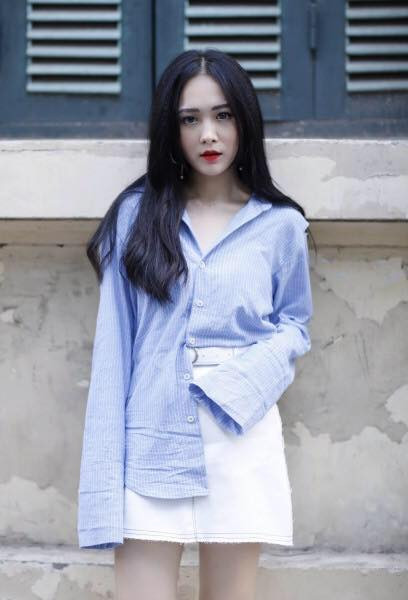 Hàng My được nhiều người khen ngợi trên mạng có phong cách thời trang cá tính.