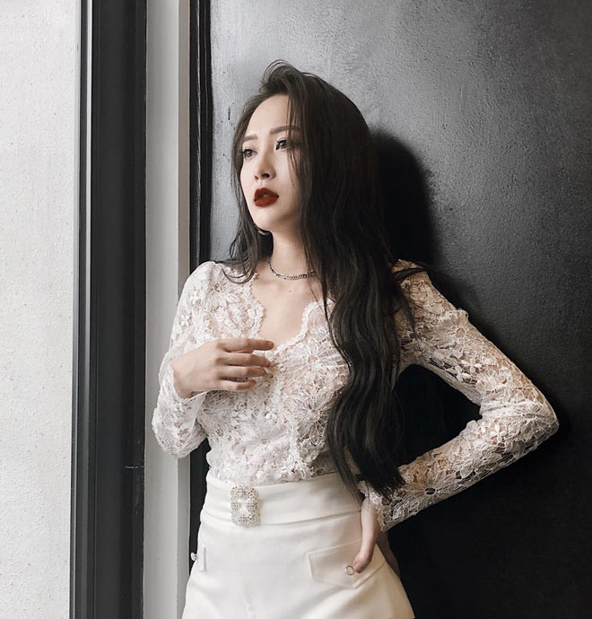 Cô diện đồ trắng rất tinh tế và nữ tính.