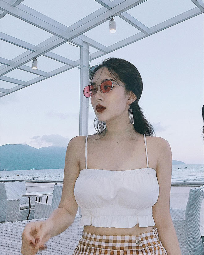 Khi đi chơi, Hàng My thường chọn những thiết kế gợi cảm khoe lợi thế hình thể.