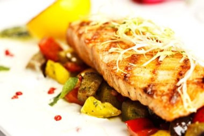 Trẻ con ở Nhật được bố mẹ cho ăn nhiều thực phẩm có nguồn gốc thực vật như trái cây, rau củ, đậu, ngũ cốc nguyên hạt và cá giàu omega 3. Đồng thời, chúng ít tiêu thụ thực phẩm chế biến chứa nhiều đường và muối.