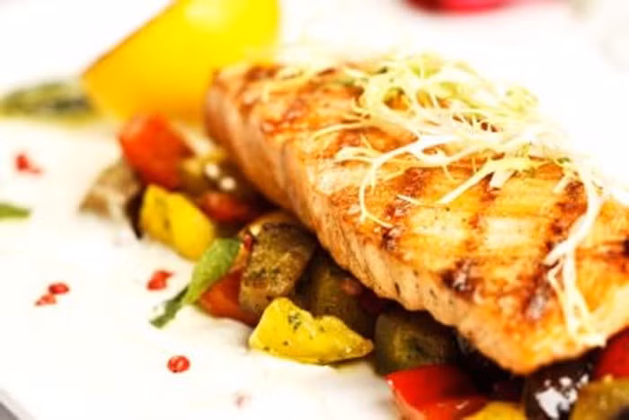 Trẻ con ở Nhật được bố mẹ cho ăn nhiều thực phẩm có nguồn gốc thực vật như trái cây, rau củ, đậu, ngũ cốc nguyên hạt và cá giàu omega 3. Đồng thời, chúng ít tiêu thụ thực phẩm chế biến chứa nhiều đường và muối.