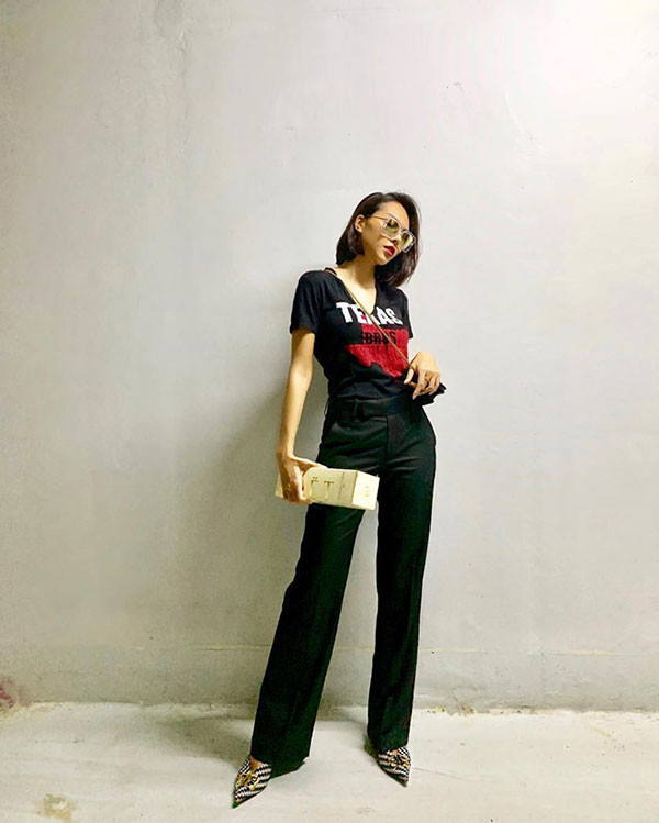 Minh Triệu kết hợp áo thun đi kèm quần ống suông, lưng cao cá tính.