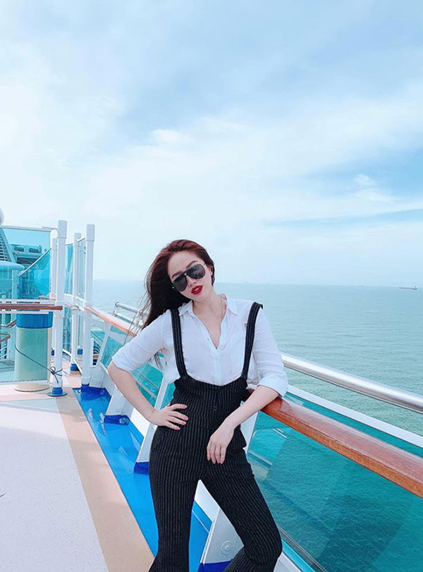 Bảo Thy khỏe khoắn với bộ trang phục tông trắng đen tương phản.