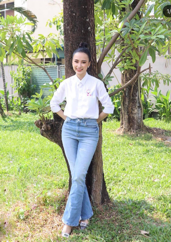 Angela Phương Trinh mix áo trắng thêu chú lợn hồng cùng quần jeans cổ điển.