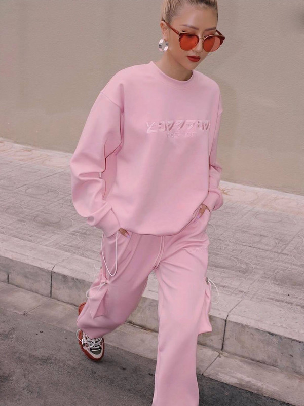 Quỳnh Anh Shin khoe hình ảnh trẻ trung và năng động cùng một “cây hồng” nhạt.