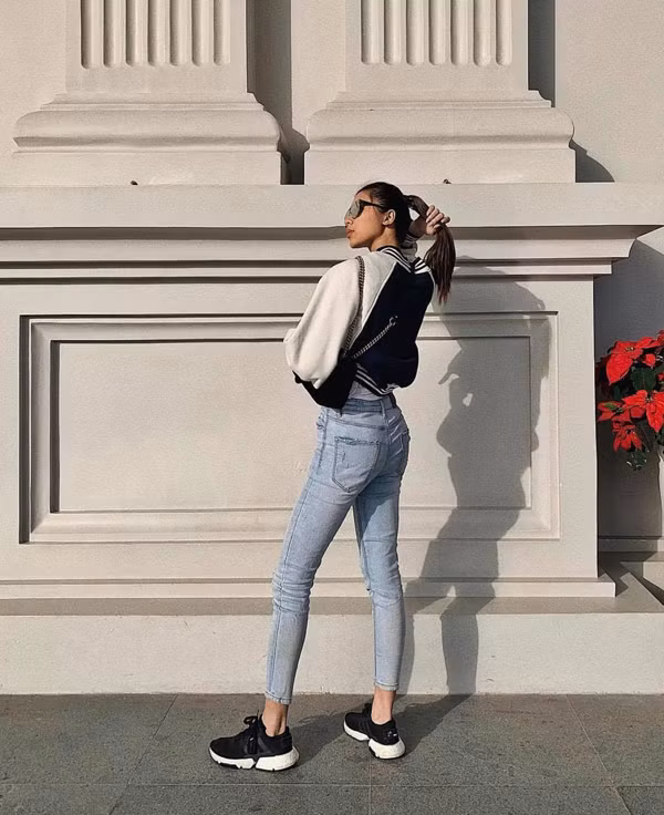 Đồng Ánh Quỳnh khỏe khoắn với quần jeans skinny, giầy thể thao và áo bomber. Ảnh: Instagram, Facebook. 