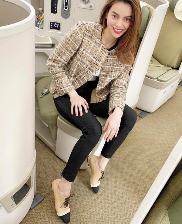 Với cách chọn trang phục thanh nhã, Hồ Ngọc Hà không quên giúp mình trở nên sang trọng hơn khi mix thêm áo khoác vải tweed hợp xu hướng thu đông.