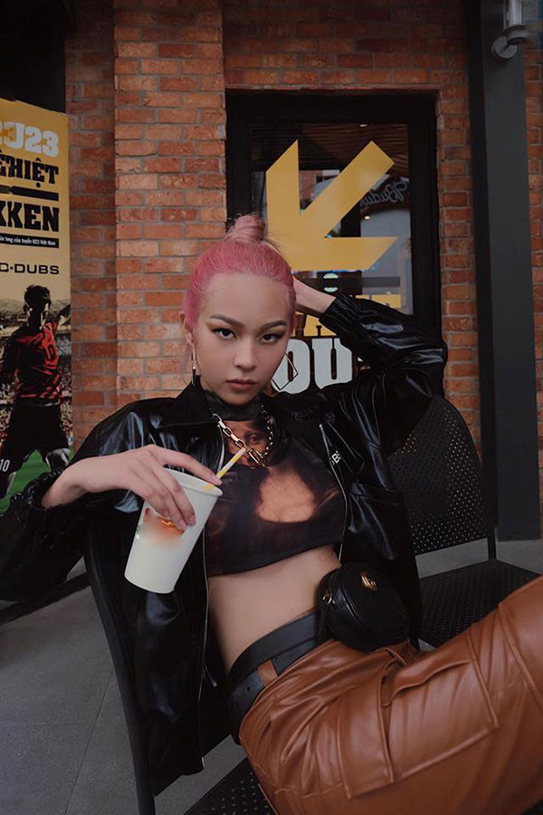 Phí Phương Anh ngày càng cá tính, gợi cảm cùng trang phục crop-top kết hợp với áo khoác da.