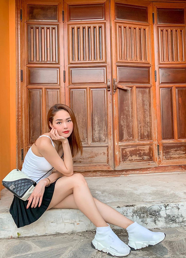 Minh Hằng diện áo hai dây, chân váy siêu ngắn mát mẻ và giầy thể thao đế thô.