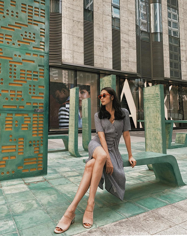 Những ngày sát Tết, Tăng Thanh Hà chọn set đồ màu nhã nhặn với váy xám, dép mules hở gót màu nude.