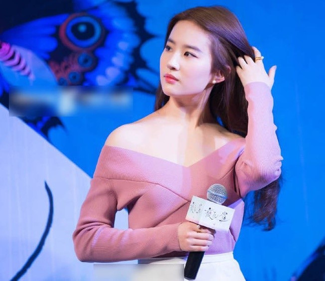 Người đẹp 32 tuổi khoe nhan sắc trẻ trung và quyến rũ với áo trễ vai. Ảnh: Internet.