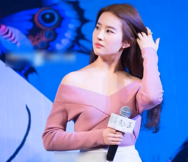 Người đẹp 32 tuổi khoe nhan sắc trẻ trung và quyến rũ với áo trễ vai. Ảnh: Internet.