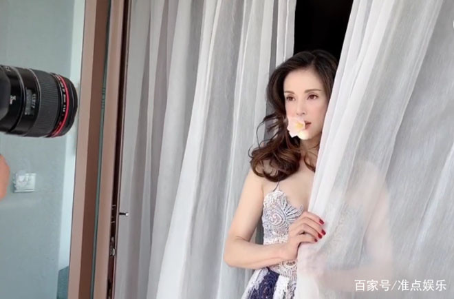 Cô chọn trang phục vô cùng gợi cảm khoe làn da trắng nõn nà.