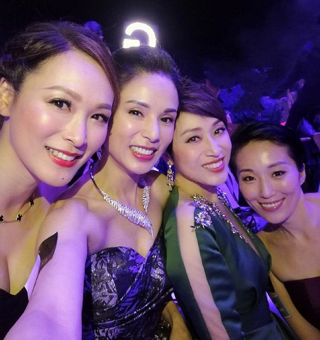 Kiểu đầm cúp ngực giúp Lý Nhược Đồng khoe vòng một đầy đặn.