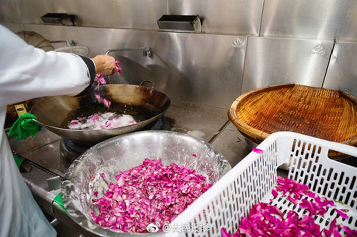 Rất nhanh sau đó, các món ăn làm từ hoa hồng đã được các sinh viên đặc biệt yêu thích vì mùi vị hiếm có khó tìm của nó.