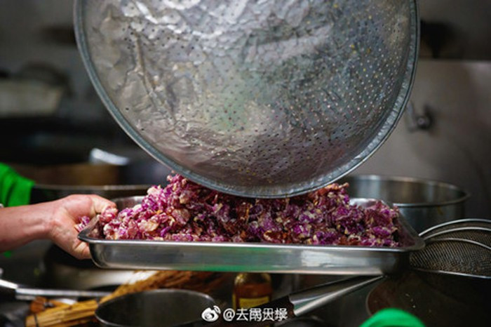 Được biết, bên cạnh các món mặn, hoa hồng còn có thể làm thành mứt hoa hồng, dùng ăn kèm với bánh mỳ, cũng rất thơm và ngon.