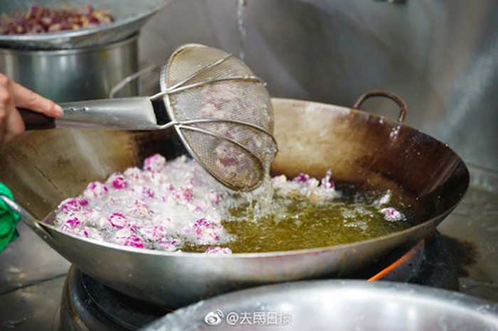 Nhiều sinh viên cho biết, họ vô cùng ngỡ ngàng khi biết rằng hoa hồng có thể ăn, mà lại còn ăn rất ngon và chế được thành nhiều món khác nhau.