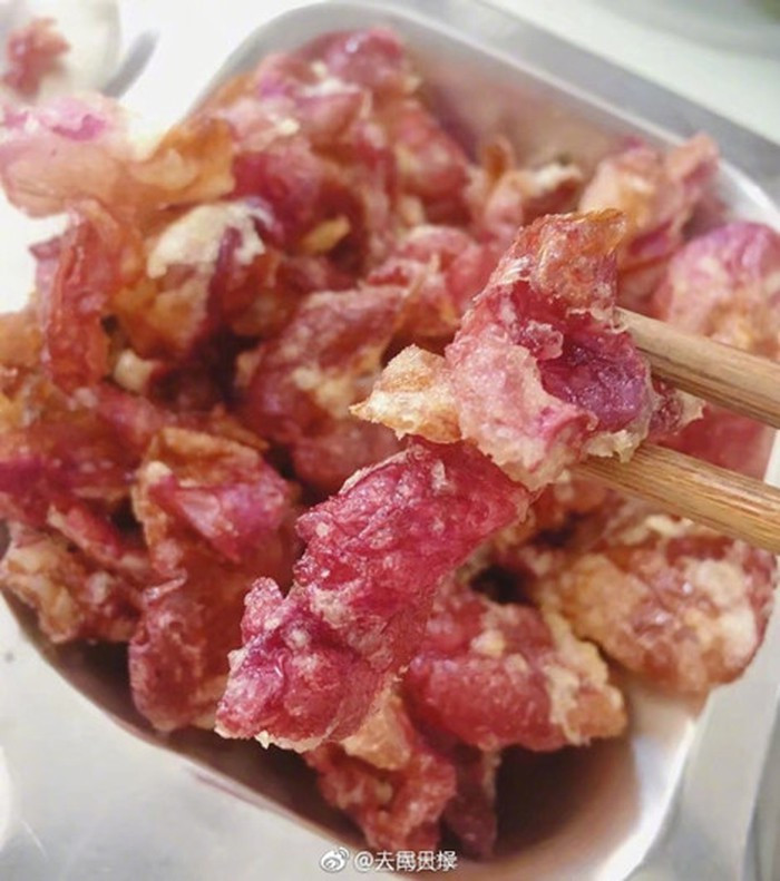 Trong ảnh là hoa hồng chiên giòn, một món ăn kỳ lạ ở Vân Nam, Trung Quốc.