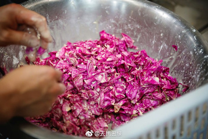 Từ cánh hoa hồng, các đầu bếp đã chế biến thành nhiều món như hoa hồng chiên giòn, sốt hoa hồng, bánh hấp nhồi hoa hồng, hoa hồng xào và rất nhiều các món ăn thơm ngát khác.