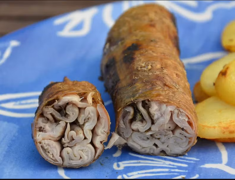 2. Andouillette: Xúc xích làm từ ruột heo (chaudin) bên trong nhồi dạ dày lợn và ở Burgundy còn thêm bắp chân giò heo. Món đặc sản kỳ lạ này theo truyền thống được phục vụ với mù tạt và khoai tây purée. Bạn có thể tìm thấy chúng trên hầu hết các menu bistro.
