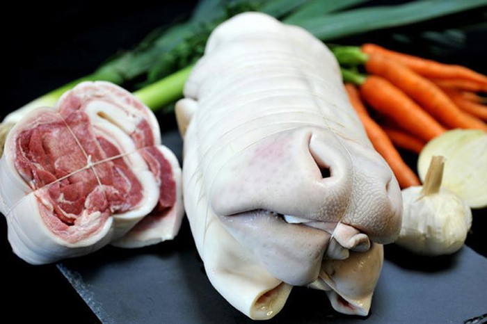 10. Mui bò hay mũi bò sau khi được cạo lông và làm sạch sẽ, người ta sẽ luộc chín và ăn kèm với nước sốt Gribiche, được làm từ lòng đỏ trứng trộn với mù tạt và dầu hạt cải. Khi chưa chế biến, ai nhìn vào món này cũng thấy “kinh hãi”. Ảnh: TS.