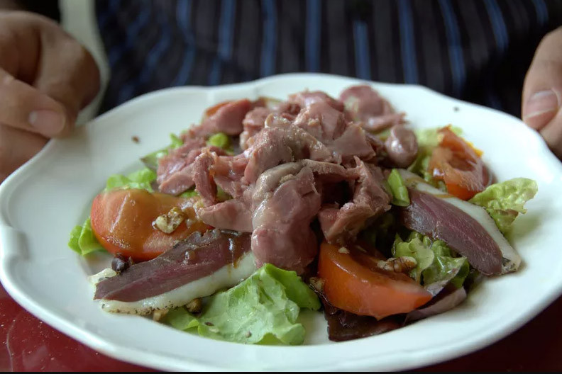 5. Salad nội tạng: Gésiers hay còn gọi là món giblets được làm từ các bộ phận nội tạng của gà, gà tây, vịt và ngỗng. Chúng cũng có thể bao gồm cả phần thịt, da ở đầu, cổ, cánh gia cầm. Những món này thường xuất hiện trên thực đơn dưới dạng các món salad, cùng với cà chua, xà lách, phô mai dê và giấm.